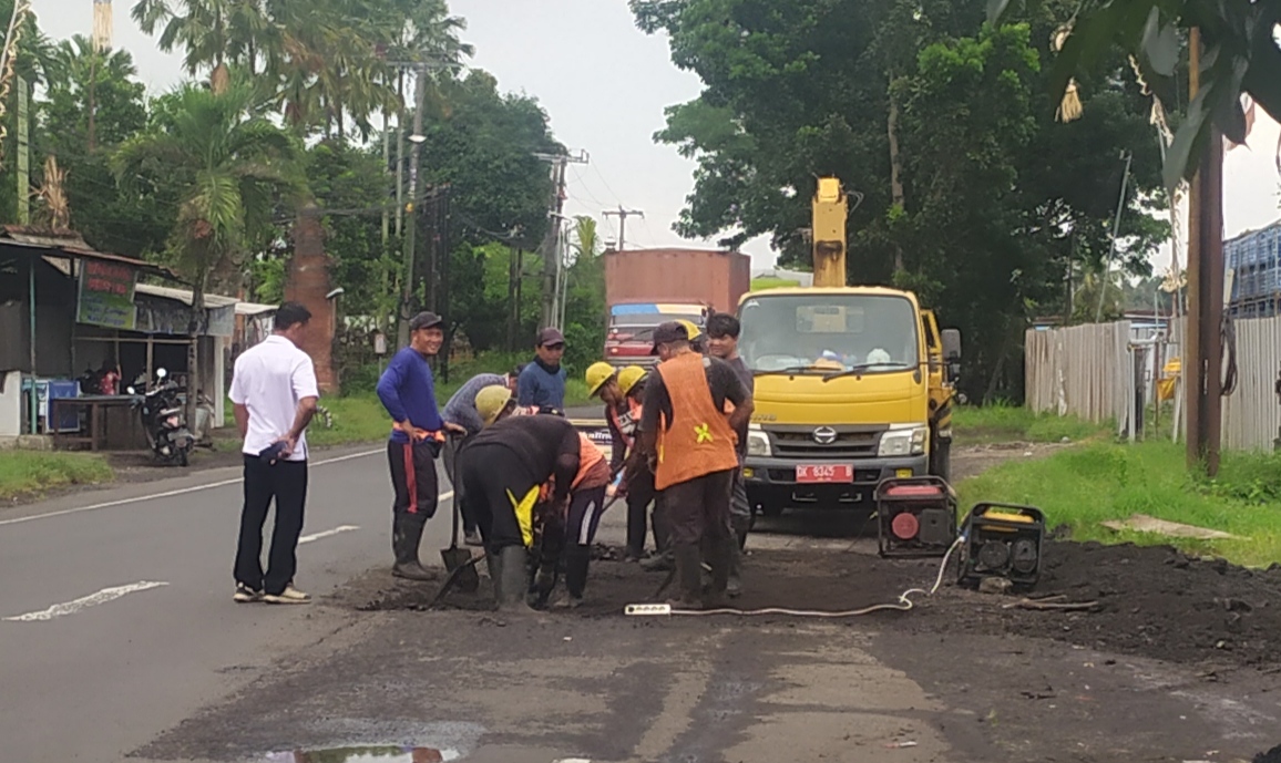 RUSAK BERGANTIAN : Kualitas buruk juga selokan pembuangan air yang tidak sempurna, membuat Jalan Nasional Denpasar-Gilimanuk di Jembrana rusak silih berganti. (M.Basir)