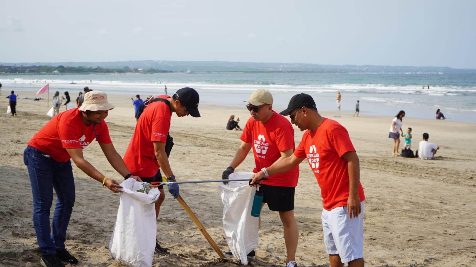 KRISIS LINGKUNGAN: Aksi bersih sampah di Pantai Kuta, Sabtu (13/12/2025)