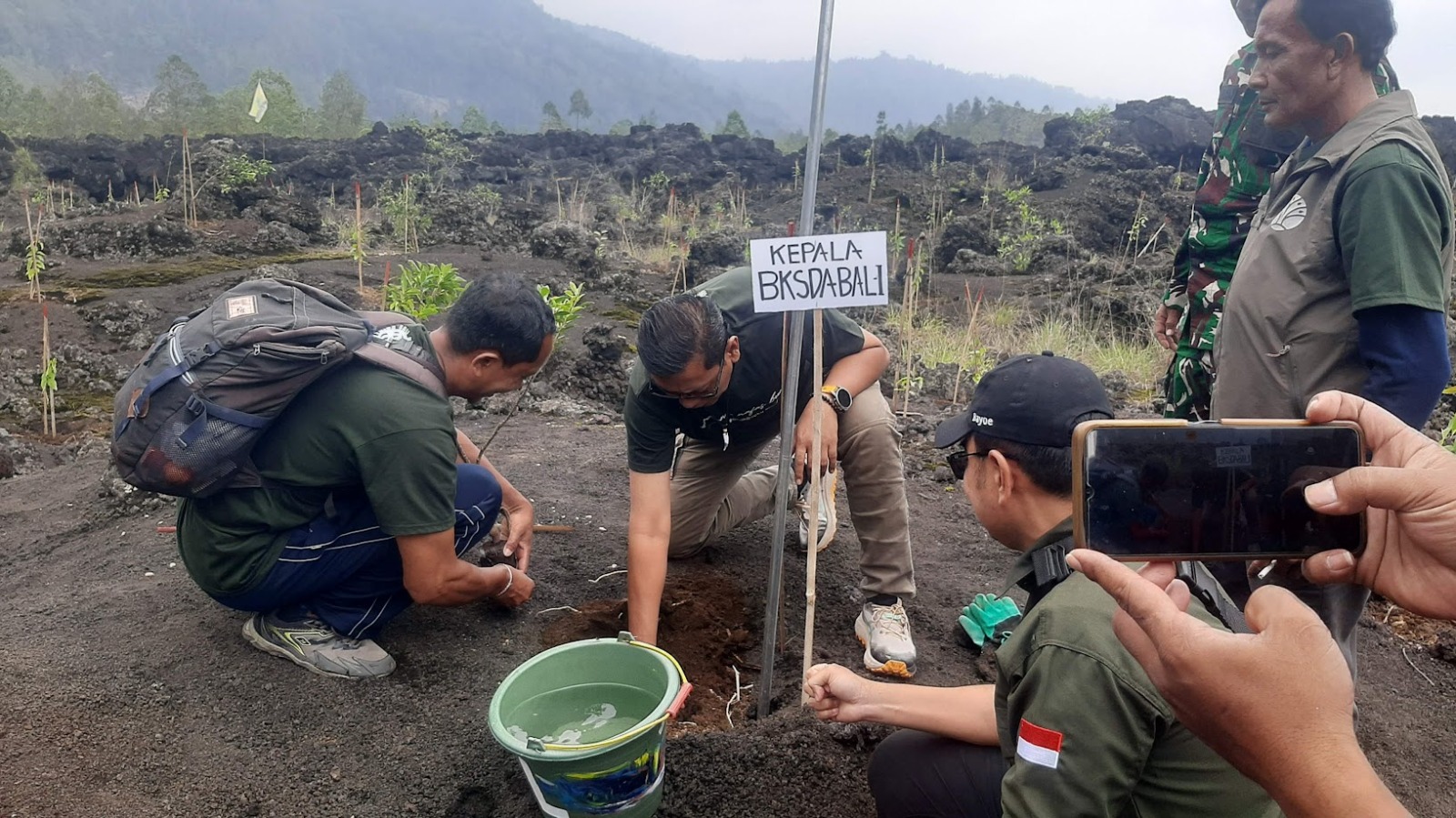 Kepala BKSDA Bali Ratna Hendratmoko, SH, MHum bersama ratusan relawan, komunitas, dan peserta berfoto bersama dalam Bali Reforestation Festival (BRF) XVIII di Yeh Mampeh, Blok Bukit Payang