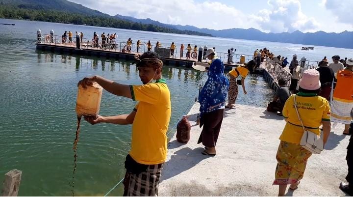 INOVASI - Relawan menuangkan eco enzyme untuk menjernihkan air di Danau Batur, Kintamani, Bangli.