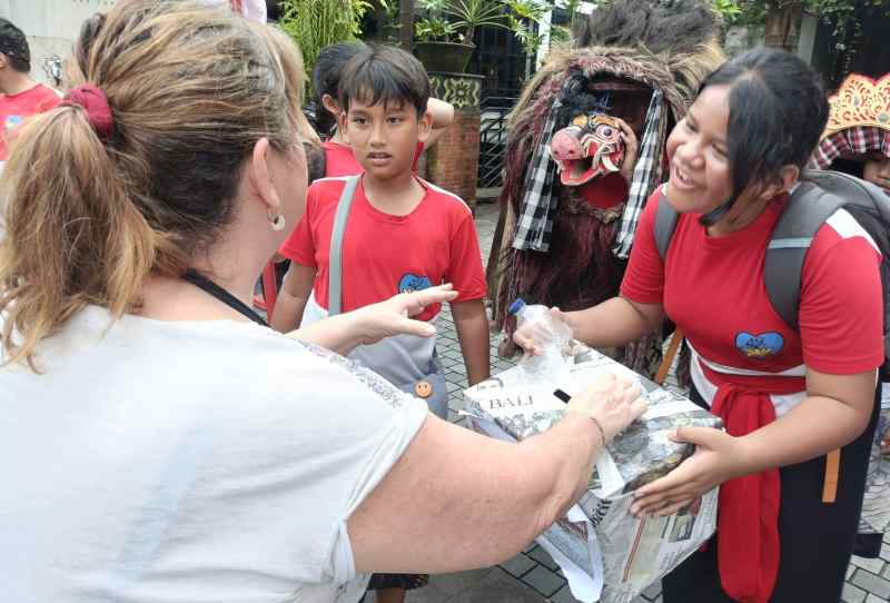 JIWA KEBANGSAAN DAN SOSIAL DARI KECIL : Anak-anak berjalan memainkan barong sembari mencari donasi membantu korban banjir Sumatra, di wilayah Ubud.(foto: dok.yayasan Ketut alon)