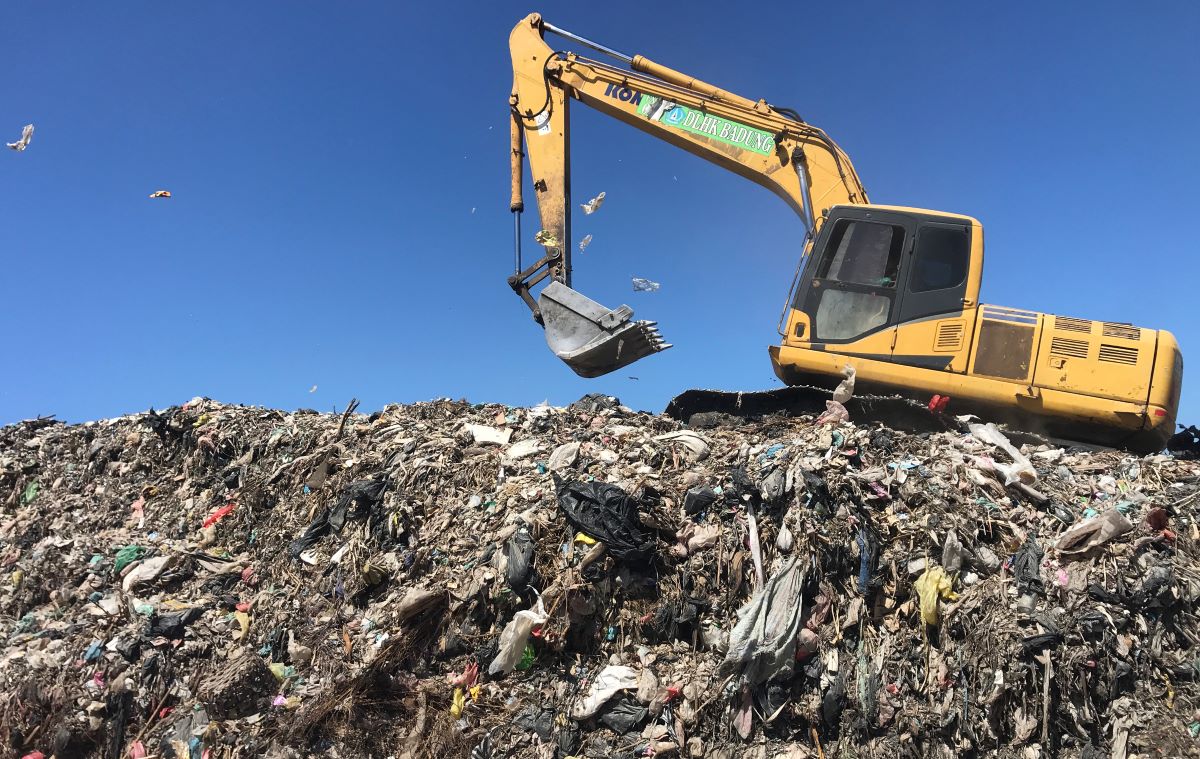 MASIH MENGGUNUNG: Sebuah  alat berat  beroperasi mertakan sampah di TPA Swung untuk mencegah jadi gunungan lebih tinggi.