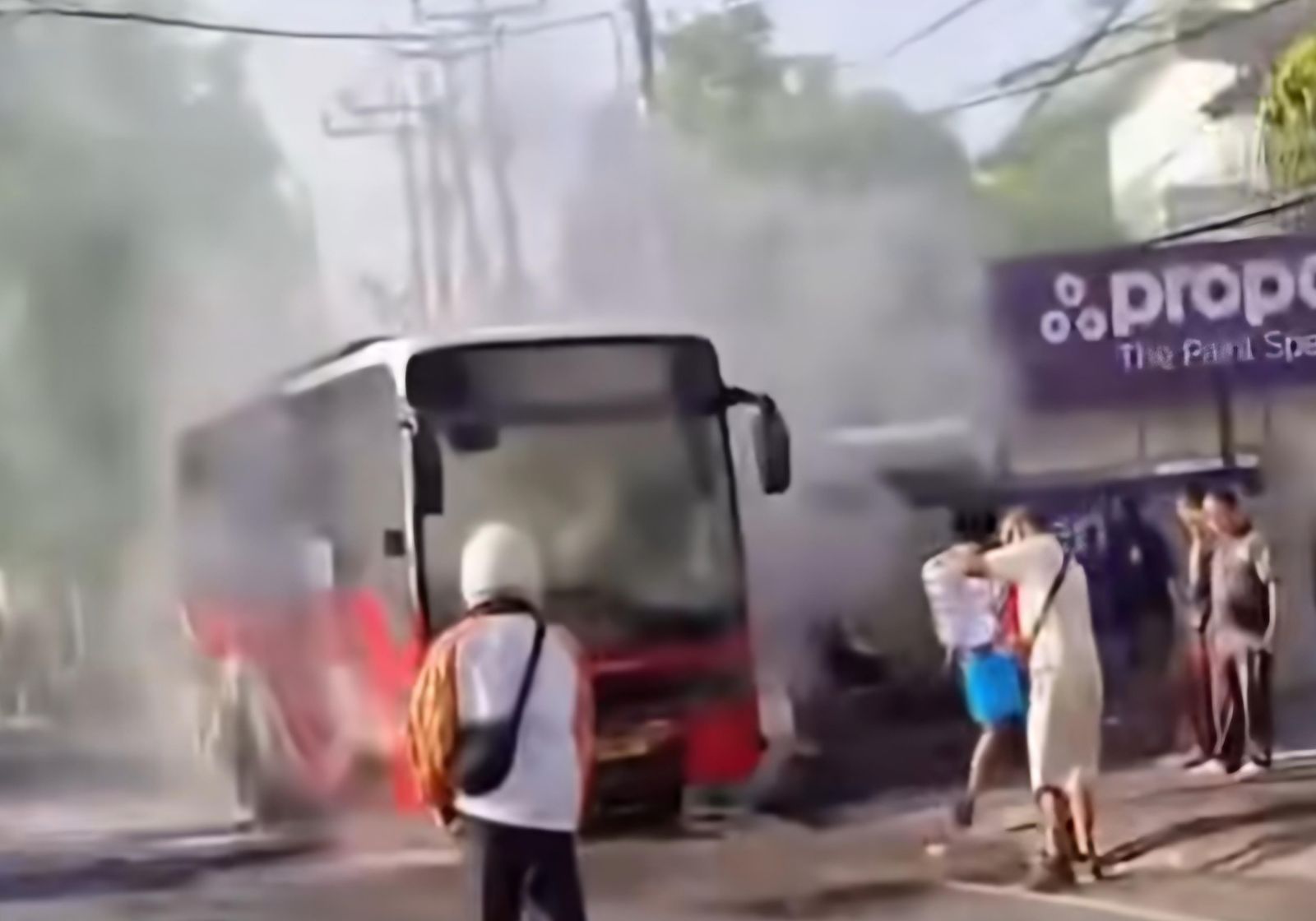 NYARIS HANGUS: Bus TMD angkutan publik yang ngepulkan asap saat meluncur di kawasan sentral parkir Kuta, 15 Desember 2025.