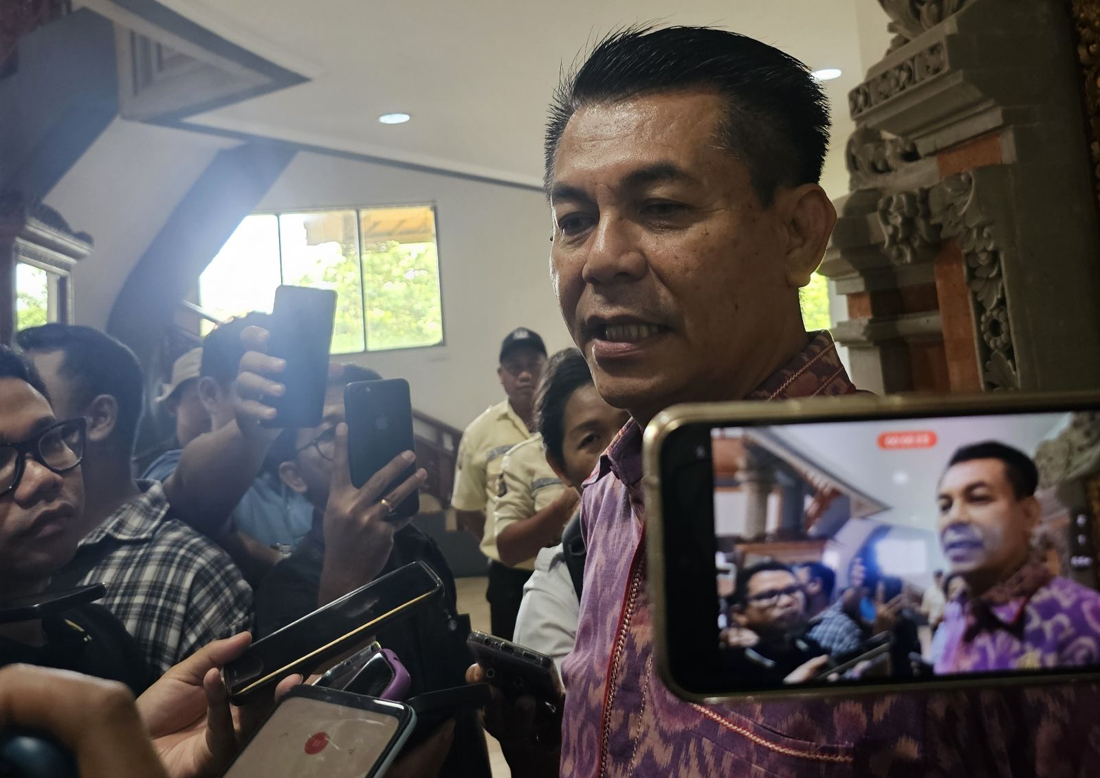 KHAWATIR: Ketua DPRD Bali Dewa Made Mahayadnya akan mengusulkan TPA Suwung teap buka sepanjang tak ada alternatif penanganan sampah yang efektif.