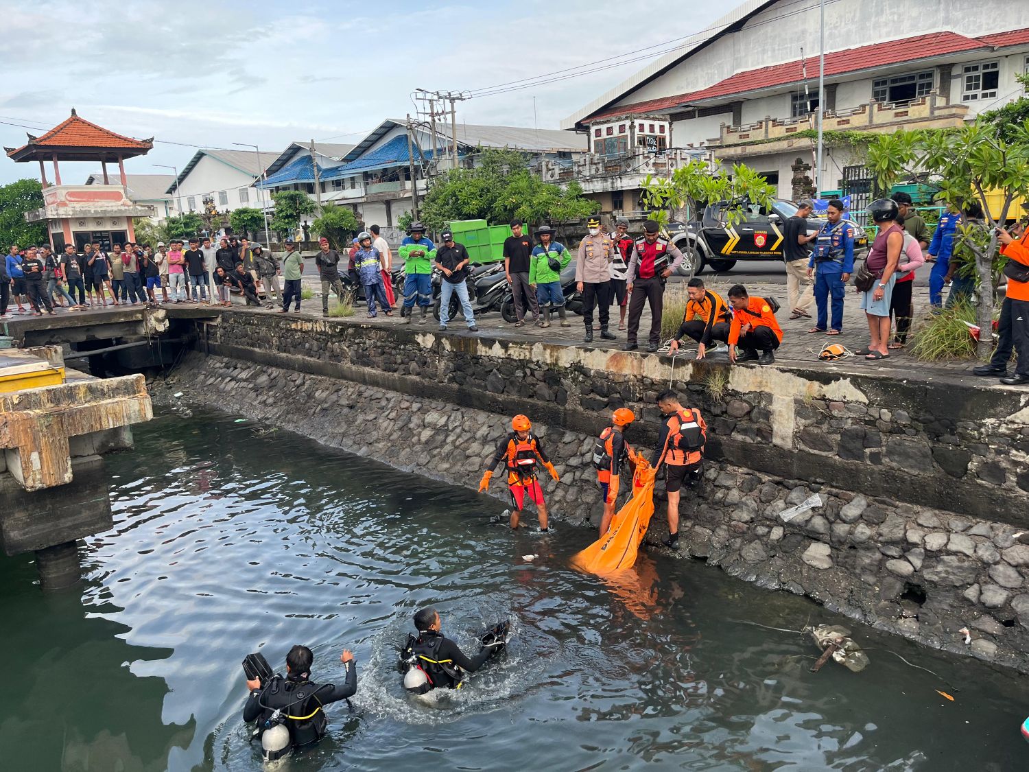 Evakuasi: Petugas mengevakuasi ABK bernama Denis Muldini, 27, yang jatuh ke laut di sela kapal dan dermaga.