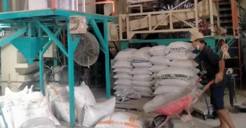 PEMILIK PENGGILINGAN PUSING : Penggilingan beras lokal milik I Made Suteja di Desa Bengkel, Kediri Tabanan. (juliadi/radar bali)