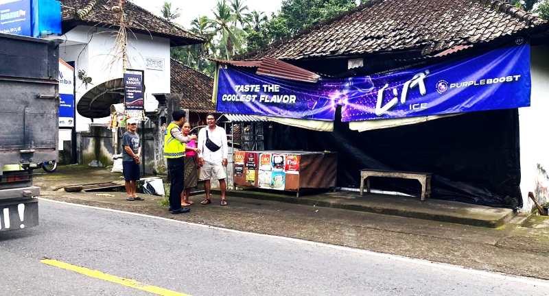 KARENA MENGANTUK : Kondisi warung tampak rusak akibat ditabrak truk pengangkut pasir. (istimewa)