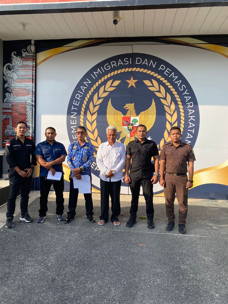 BATAL BEBAS: I Made Dharma (tiga dari kanan) dibawa ke Lapas Kerobokan, Rabu (17/12/2025).