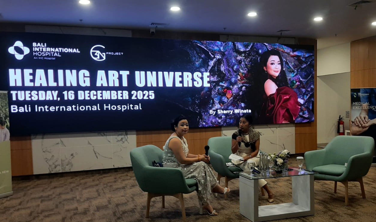 INSPIRASI DIRI: Sherry Winata dalam diskusi pembukaan pameran 5 bulan karyanya yang dipandu Yoke Darmawan di Bali Internasional Hospital, 16 Desember 2025.