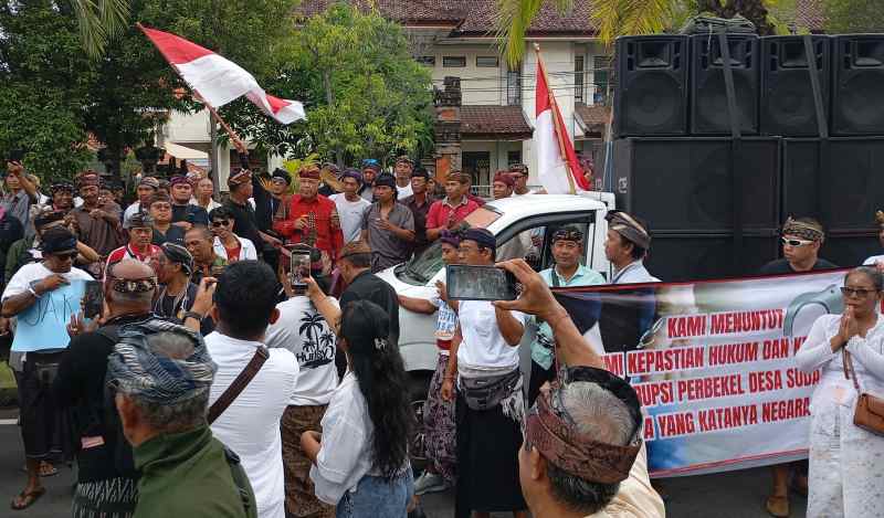 GELAR UNJUK RASA : Kantor Kejari Buleleng saat massa Desa Sudaji baru datang dan menyampaikan aspirasinya.(francelino junior)