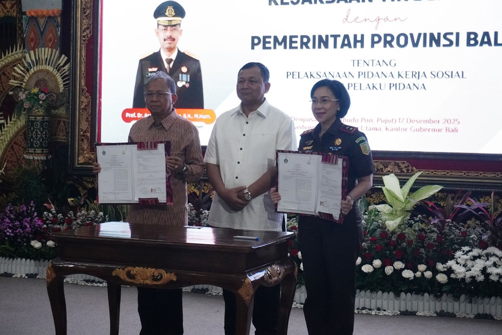 TEROBOSAN: Kajati Bali Chatarina Muliana (kanan) bersama Gubernur Bali Wayan Koster (kiri) menandantangani PKS, Rabu (17/12/2025).