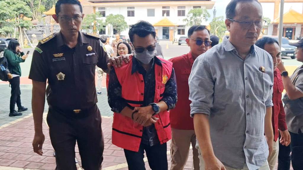 SATU RANGKAIAN: Tersangka IK ADP selaku relationship Manager Bank BUMN penyalur kredit ditahan Kejati Bali, Rabu (17/12/2025).
