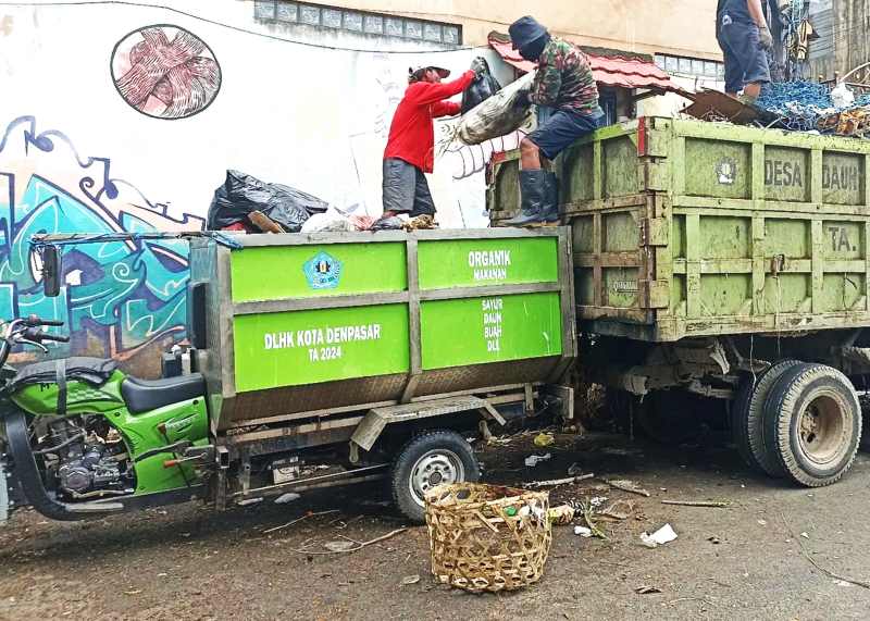 BELUM ADA SOLUSI JITU : Armada truk sampah Kota Denpasar. (Adrian Suwanto/Radar Bali)