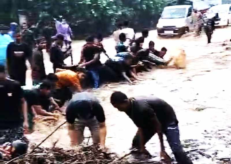 JEBOL :  Senderan jalan utama penghubung antar kelurahan di Lingkungan Pangkung Manggis, Jembrana, jebol. (M.Basir)