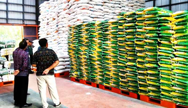 CEK LANGSUNG : TPID menggelar sidak gudang Bulog Jembrana.(foto:humas jembrana)