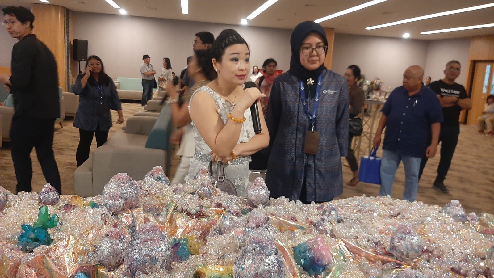 INDAH DALAM DIRI: Seniman instalasi kontemporer Sherry Winata dengan karyanya bertema Healing Art Universe di Auditorium, Lantai II Bali International Hospital Selasa, 16 Desember 2025.