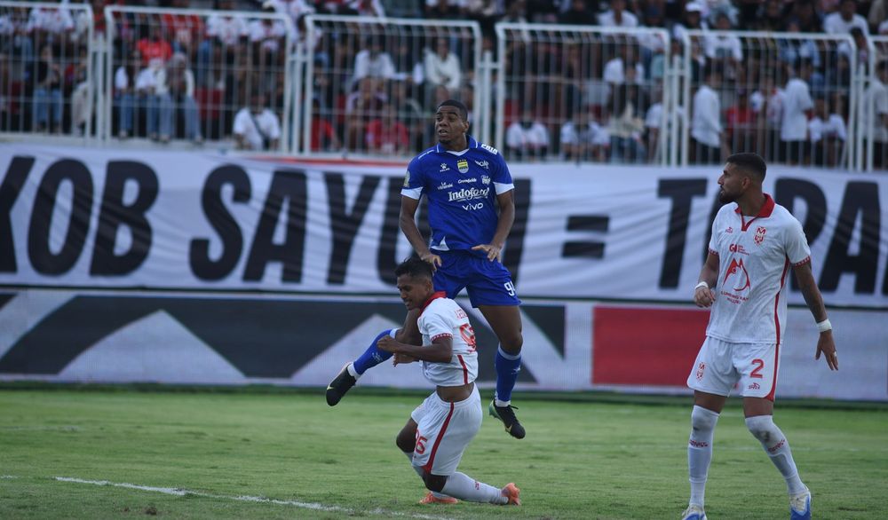 TIDAK MANJA - Penyerang tengah Persib Uilliam Barros Pereira berduel dengan pemain Malut United.