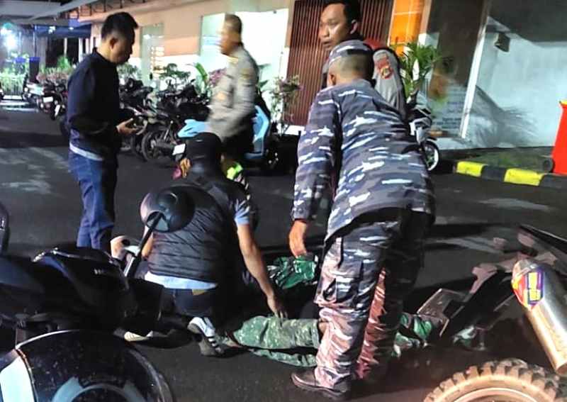 DIAMANKAN APARAT: Ketiga terduga pelaku saat diamankan di Pelabuhan Gilimanuk. (Foto Polsek Gilimanuk)