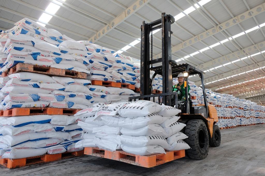 SMART WAREHOUSE - Gudang Petrokimia Gresik. Anggota Holding Pupuk Indonesia tersebut melakukan digitalisasi di gudang penyimpanan sehingga operasionalnya lebih efisien dan efektif.