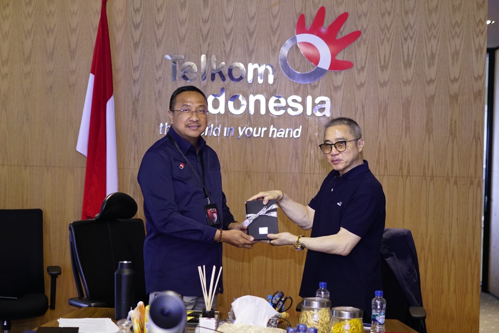 Direktur Network Telkom Nanang Hendarno (kiri) saat memberikan cinderamata kepada President Director CCSI Peter Djatmiko (kanan) saat acara penandatanganan Memorandum of Understanding (MoU)