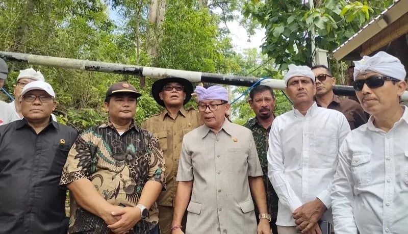 KLARIFIKASI: Pansus TRAP yang dipimpin Supartha saat melakukan cek lapangan di lahan PT Jimbaran Hijau terkait polemik akses warga ke Pura.