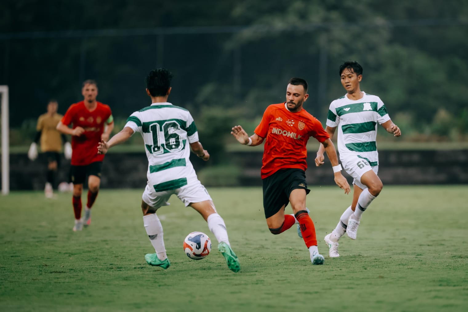 LAPAR KEMENANGAN - Mirza Mustafic dalam sebuah pertandingan di Super League.