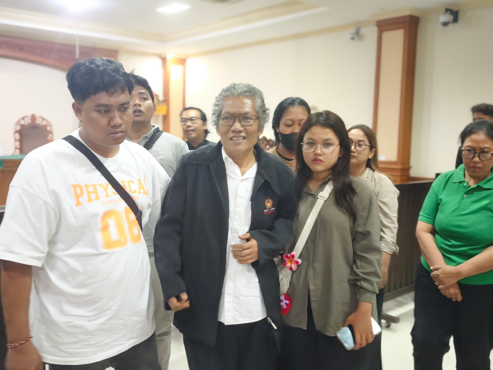 JADI PESAKITAN: Mantan Ketua LPD Desa Adat Yangbatu I Putu Sumadi di Pengadilan Tipikor Denpasar, Kamis (18/12).