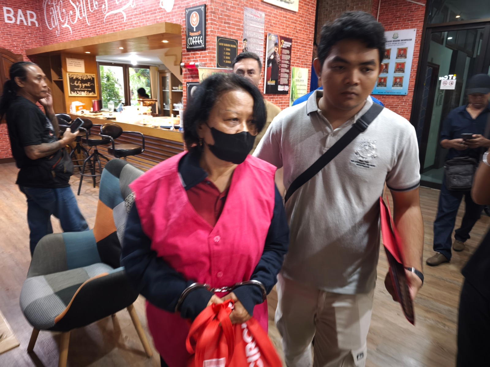 LANGSUNG DITAHAN: Tersangka NYS usai menjalani pemeriksaan di Kejari Denpasar, Kamis (18/12).