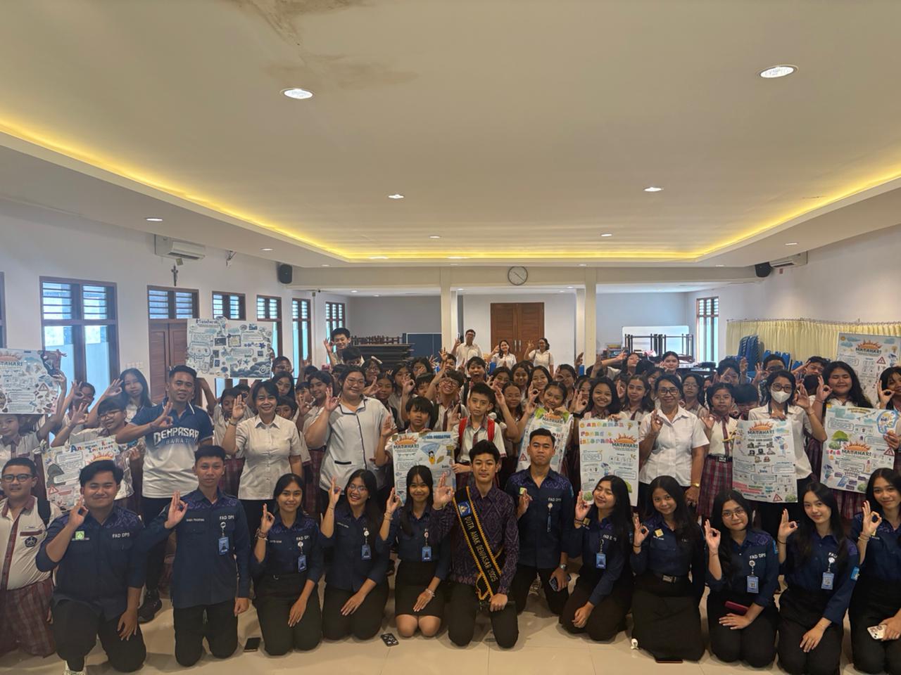 Duta Anak Kota Denpasar 2025 Kadek Nanda Pradnyana Putra (pakai selempang) di SD Santo Yoseph 1 Denpasar pada Rabu (17/12/2025).
