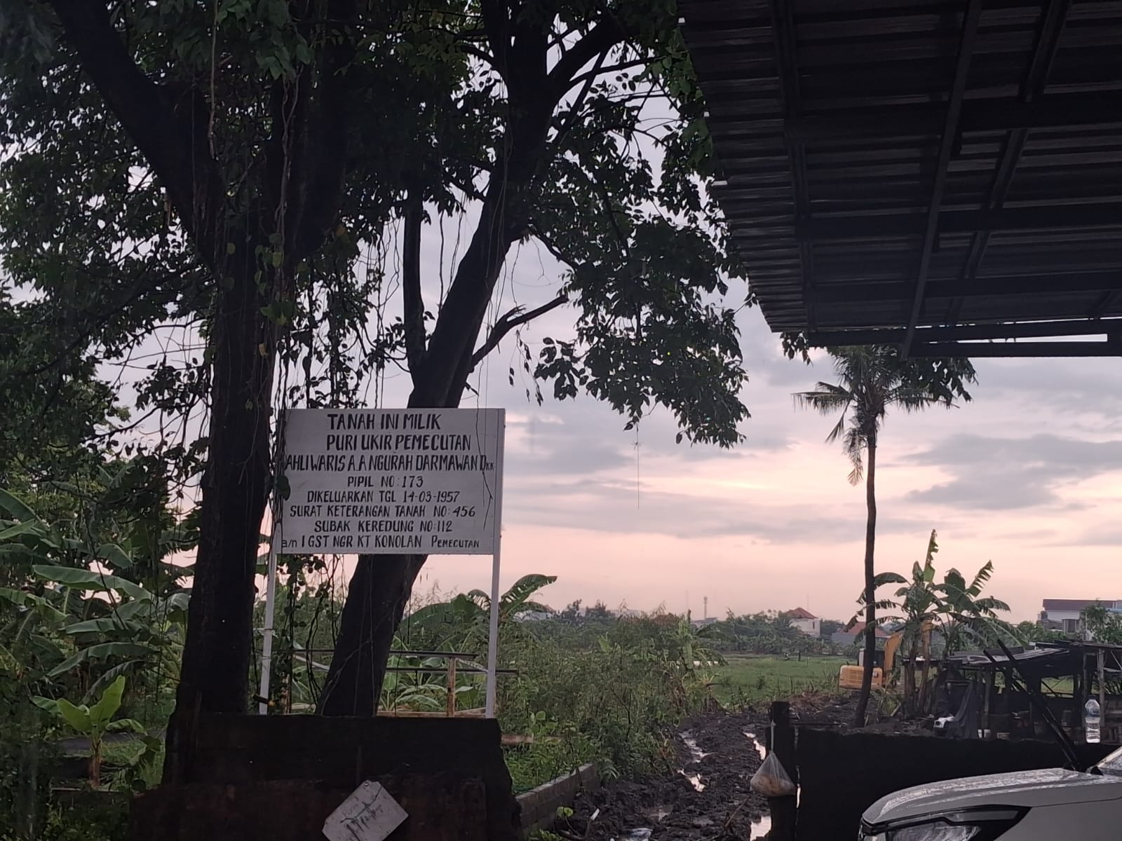 SENGKETA: Sebuah eskavator (kuning) terpantau mengolah lahan yang dinyatakan sebagai milik Puri Kaleran Kangin, Kamis (18/12). (Andre Sulla/Radar Bali)