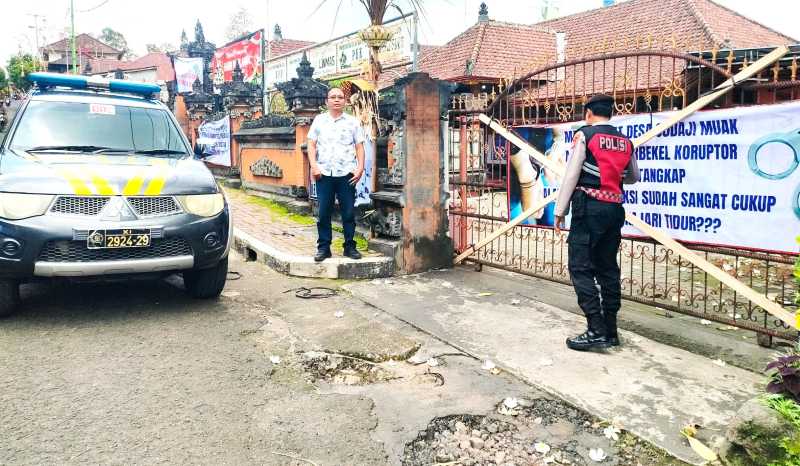 MASIH DIAMANKAN: Polisi melakukan pengamanan di Desa Sudaji, untuk mencegah potensi konflik baru pasca penyegelan kantor perbekel.( Foto: Polres Buleleng untuk Radar Bali)