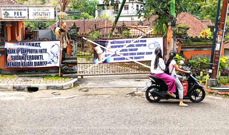 DISEGEL WARGANYA SENDIRI : Suasana Kantor Perbekel Desa Sudaji yang sepi aktivitas akibat disegel warganya sendiri. Ini buntut kasus dugaan korupsi yang menyeret perbekelnya.( Foto: FrancelinoJunior)
