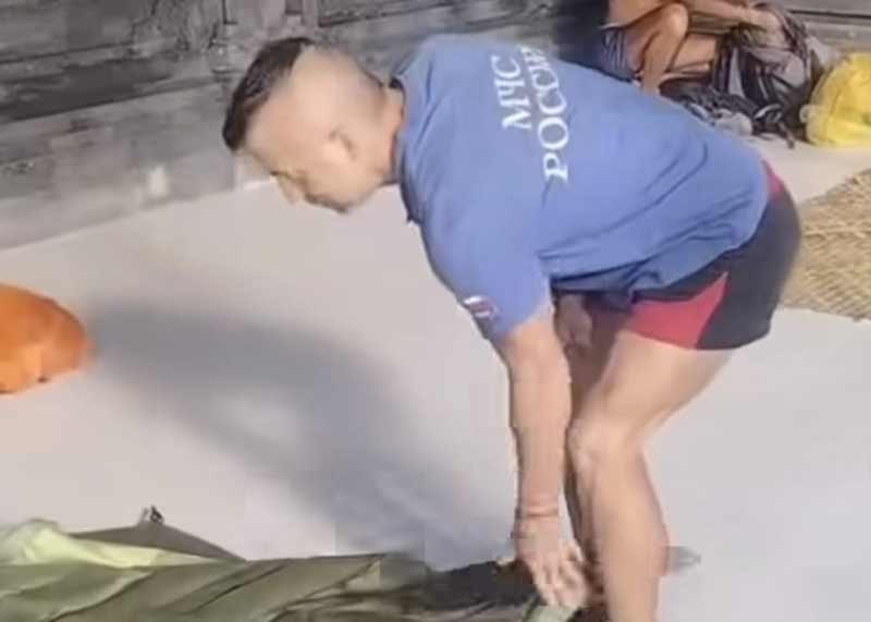 SEMAUNYA DI NEGARA ORANG : Dua orang turis asing tidur di areal Pura Sad Kahyangan Segara Penida, Desa Sakti, Kecamatan Nusa Penida,Klungkung. (ist)