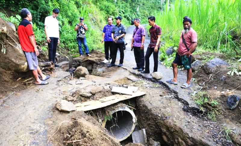 RUSAK BERAT : Kondisi Jalan Bukit Abah di Desa Besan,Klungkung. ( Foto: Humas Pemkab Klungkung dan Humas Polres Klungkung)