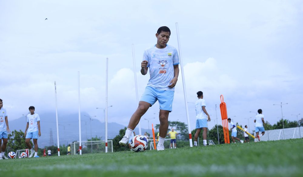 PEMULIHAN - Gelandang Persib Adam Alis melahap menu latihan penguatan jelang bertemu Bhayangkara FC.