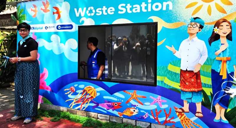 KARYA SENI DARI SAMPAH : Waste Station di kantor Blu Bird Kuta Selatan. (Foto Marsellus Pampur)