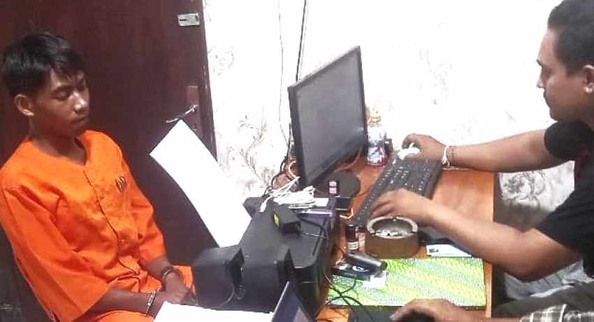 DIPERIKSA : Pelaku pencurian motor MSH (berbaju tahanan) yang ditangkap oleh Unit Reskrim Polsek Kerambitan Tabanan. (ist)