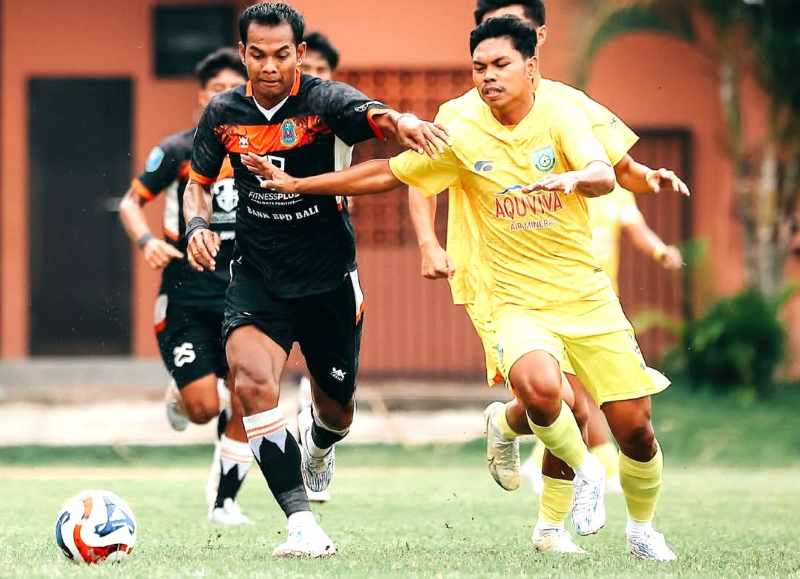 HAJAR GRESIK UNITED: Perseden Denpasar (jersey hitam) meraih kemenangan penting saat menghadapi Gresik United.( Foto IG Perseden Denpasar )