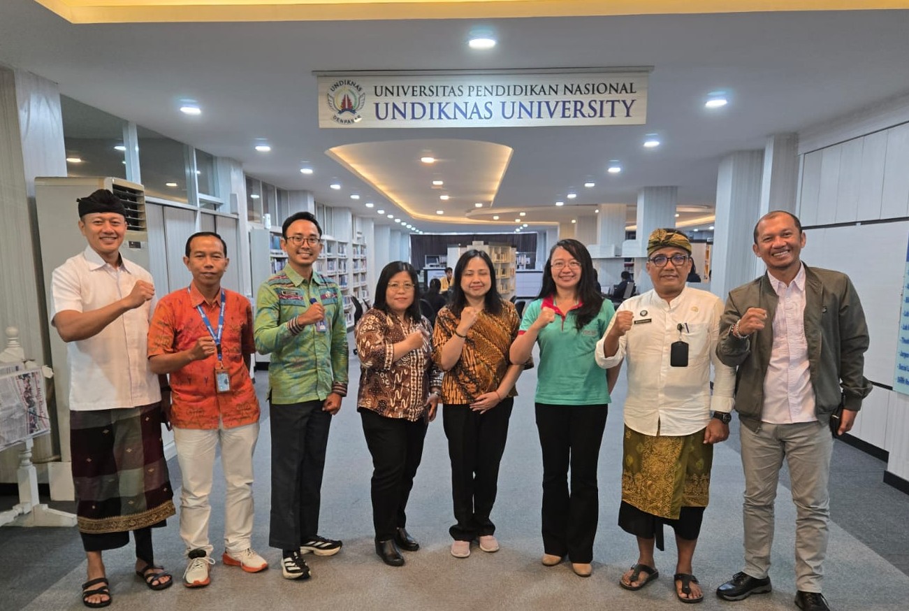 NAIK KELAS: Asesor nasional Dr. Hapsari Dwiningtyas Sulistyani dari Universitas Diponegoro bersama para perwakilan pimpinan lembaga kerjasama di Ilkom Undiknas, 27 Novermber 2025 lalu.