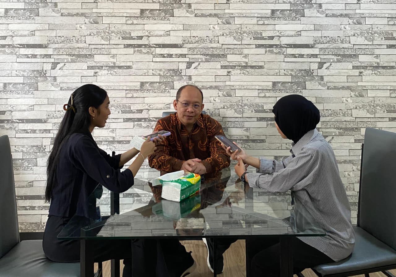 WAWAANCARA LANGSUNG: Mahasiswa magang Undiknas di Jawa Pos Radar Bali Wardah dan Ratu saat wawancara asesor LAMSPAK. Dr. Irwansyah, S.Sos., M.A dari Universitas Indonesia di Undiknas 27 November 2025