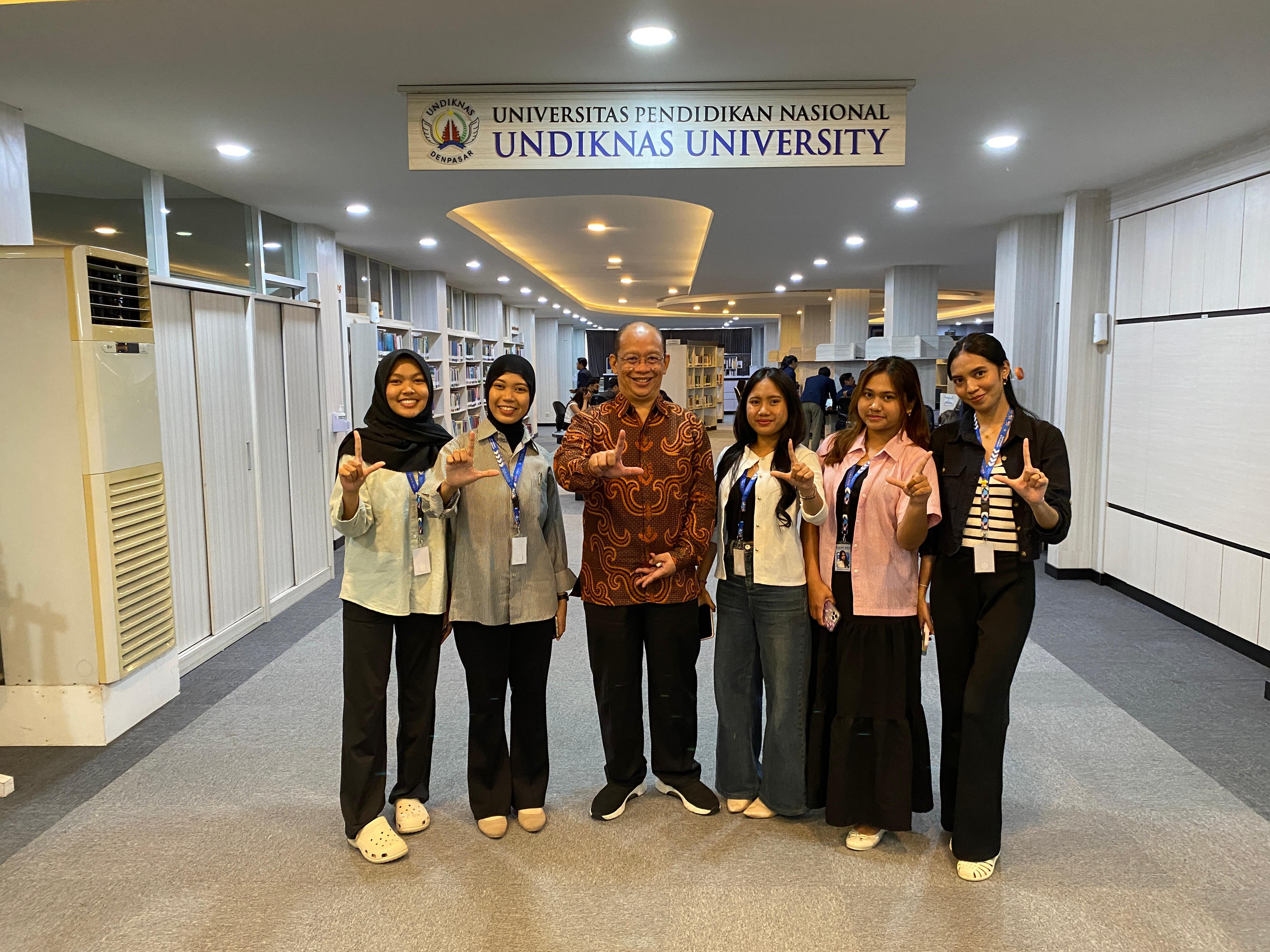 Asesor nasional dari LAMSPAK. Dr. Irwansyah, S.Sos., M.A (tengah) dari Universitas Indonesia bersama sejumlah mahasiswa Ilkom Undiknas.