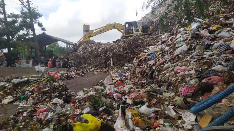 PERLU SOLUSI PASTI : TPA Peh, Jembrana sudah menggunung. (dok.Radar Bali)
