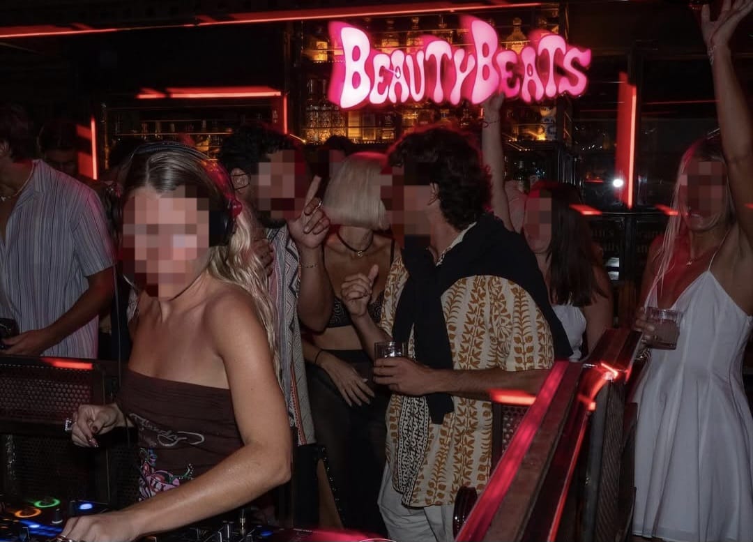 SITUASI: Seorang FDJ WNA sedang menghibur pengunjung di dalam IL Salotto Resto & Bar, Uluwatu, Kuta Selatan.