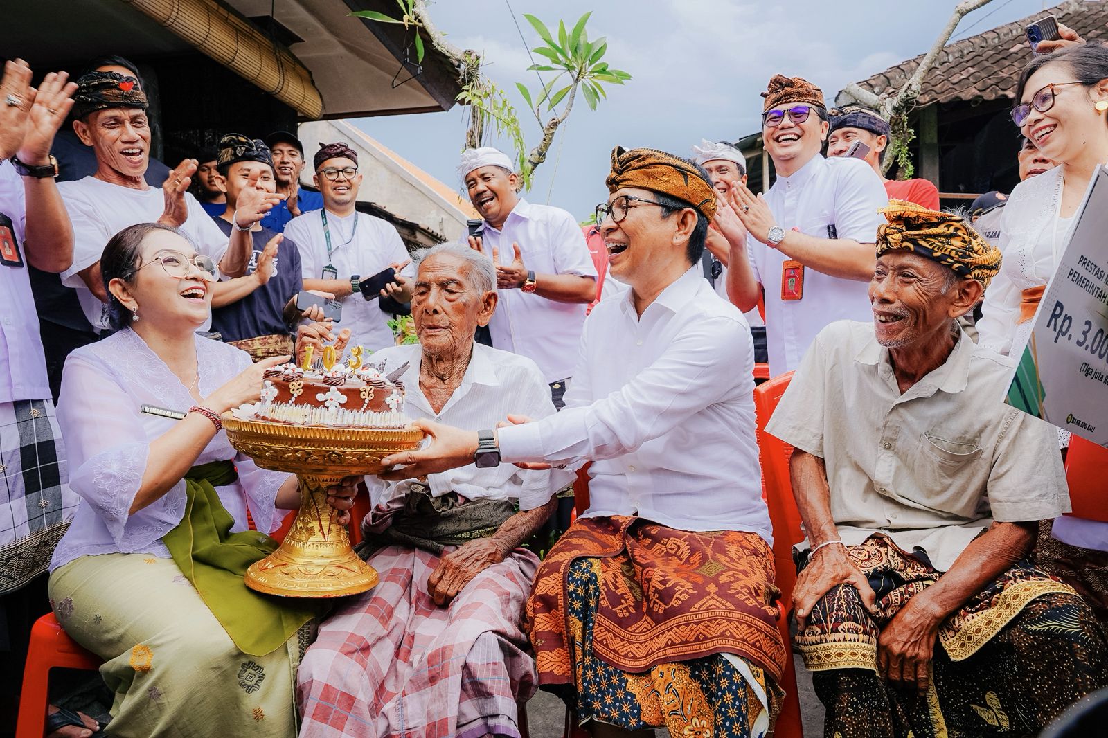 Bupati Wayan Adi Arnawa dan Ketua TP. PKK Badung Nyonya Rasniathi Adi Arnawa menyerahkan pengharagan kepada AA. Made Puger di Lingkungan Gadon, Kerobokan Kaja, Kuta Utara, Jumat (19/12).