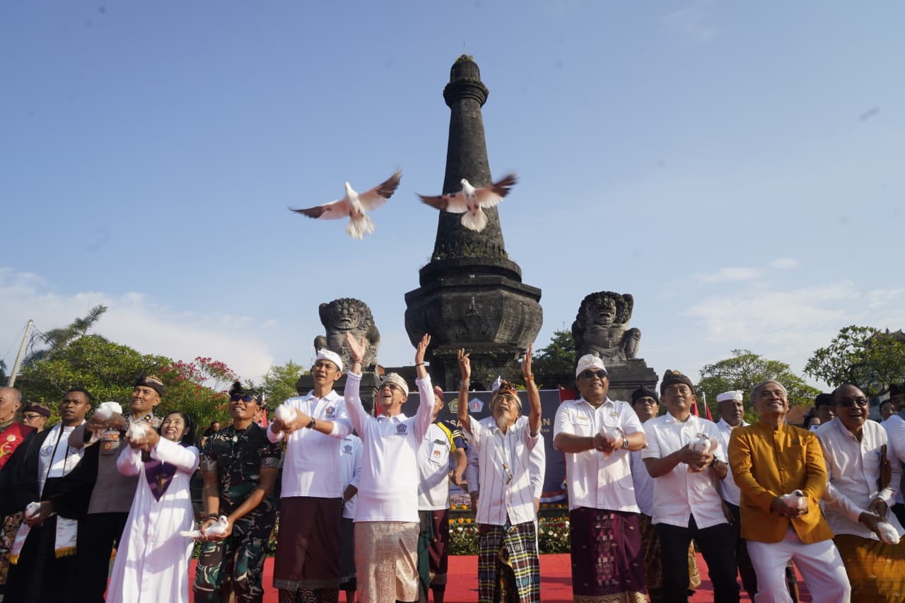 DARI KLUNGKUNG, BALI, UNTUK NUSANTARA : Acara doa bersama lintas iman di Monumen Puputan Klungkung. (foto: Humas Pemkab Klungkung)