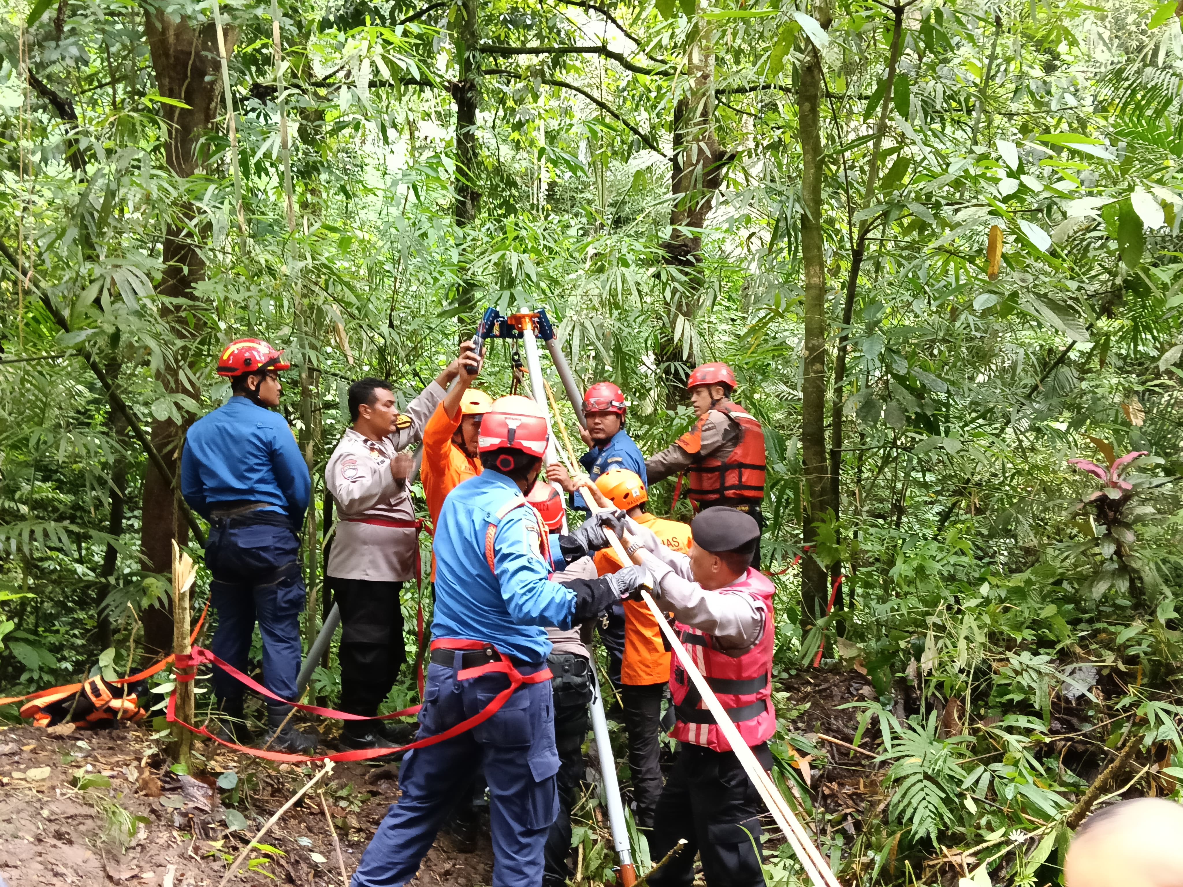 EVAKUASI: NKS dievakuasi tim SAR dari jurang Tukad Ngongkong, Petang, Badung.