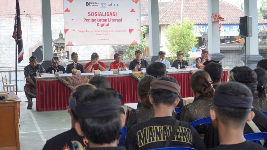 LITERASI DIGITAL: Anggota Komisi VI DPR RI, IGN Kesuma Kelakan diskusi dengan anak-anak muda di Desa Bebalang, Kabupaten Bangli Minggu (14/12/2025)