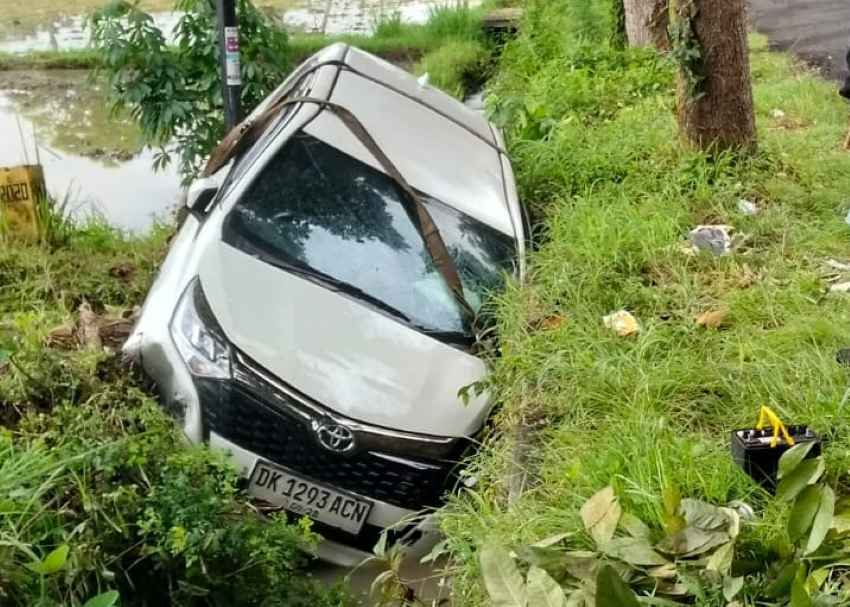 NYUNGSEP KARENA KECEROBOHAN PEMOTOR: Kecelakaan di Jalan Raya Jurusan Denpasar-Gilimanuk, Banjar Pangkung Dalem, Desa Kaliakah. (Foto Satlantas Polres Jembrana)