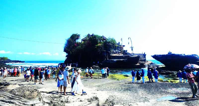 NAIK ONGKOS MASUKNYA MULAI 2026 : Objek wisata Tanah Lot Tabanan. (juliadi/radar bali)