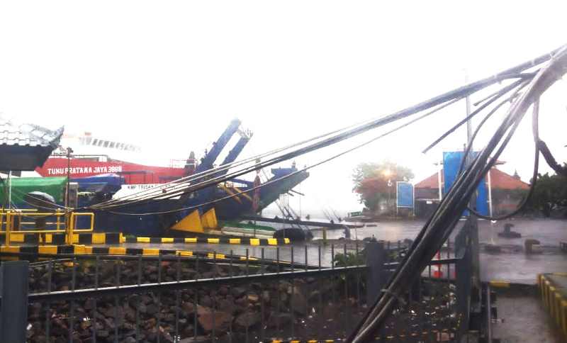 BUKA TUTP KARENA CUACA : Suasana di Pelabuhan Gilimanuk saat penutupan sementara karena hujan deras. (Pos AL Gilimanuk)